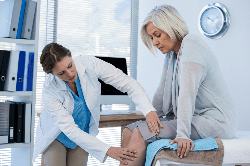 Лекарят преглежда пациент с артроза на колянната става