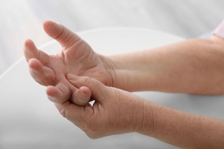 Болката в ръцете и пръстите е често срещан симптом на цервикалната остеохондроза