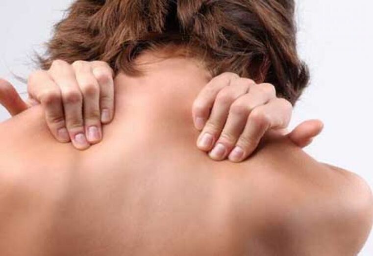 Симптом на гръдна остеохондроза е болезнена болка между лопатките. 