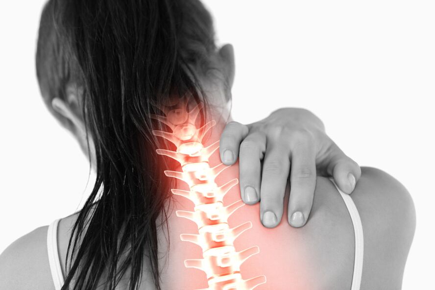 Болката, дължаща се на остеохондроза на гръдния кош при жените, може да се излъчва в областта на шията